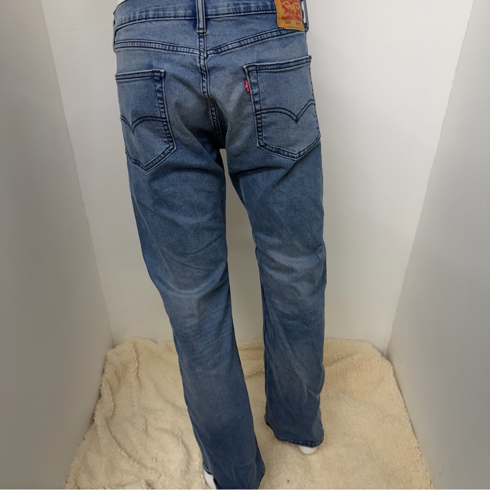 Levis 505 34 x 32 Classic Straight Leg Fit Medium Wash - Picture 6 of 15